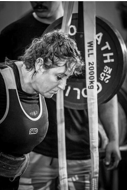 A masters lifter setting up under the bar